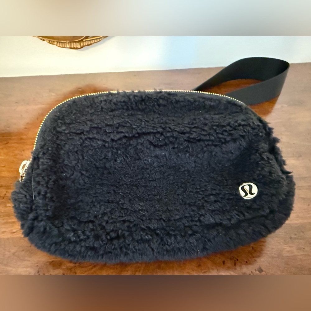 Lululemon Everywhere fuzzy Belt Bag in Black nwt